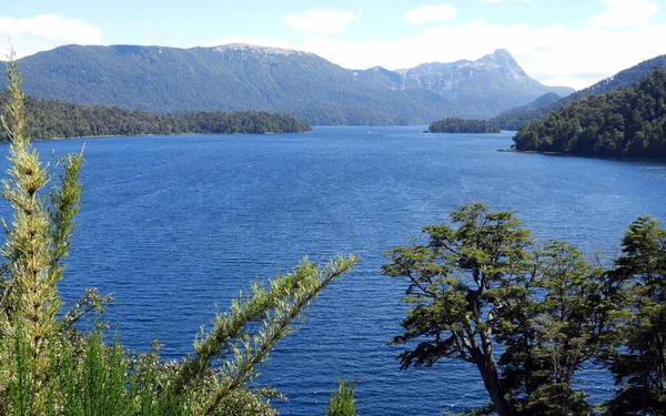 アルゼンチンのヴィラ アゴストゥラの山々の近くの美しい湖の空の景色 — ストック写真