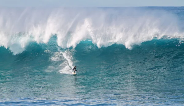 Big Wave Surfer Australii Idealny Niebieski Dzień — Zdjęcie stockowe