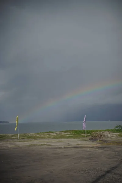 Lodret Skud Vandområde Nær Kysten Med Regnbuen Himlen - Stock-foto