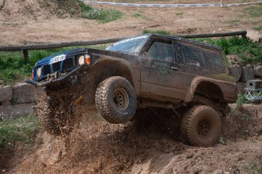 Dördüncü nesil Nissan devriyesi Y60 off-road 'a çıkıyor.