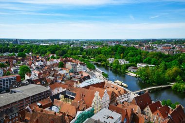 Kilise kulesinden hava güzel olduğunda eski Luebeck kasabasının manzarası.