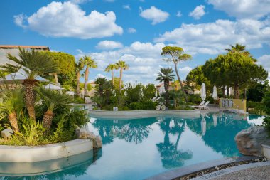 Yunanistan 'da tatiller, güzel tatil oteli Costa Navarino, Yunanistan' da lüks bir seyahat merkezi ve dünya kadar otantik deneyim sunuyor.
