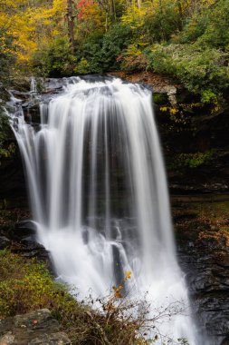 Kuzey Carolina, ABD 'de sonbaharda Dry Falls' un ormana akışının dikey görüntüsü.