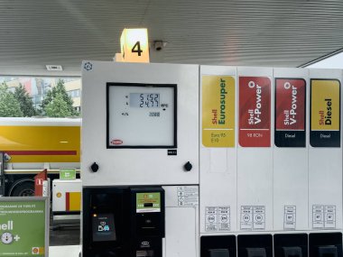 Avro fiyatları açık havada gösterilen V-Power logosu