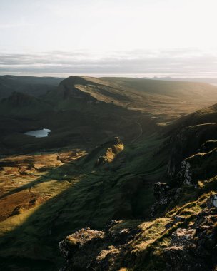 İskoçya 'nın Skye Adası' ndaki kırsal tepelerin ve kayalıkların dikey görüntüsü.