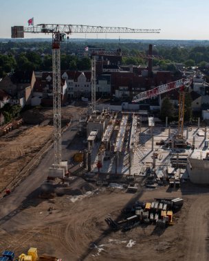 Gündüz inşaat alanının dikey görüntüsü..