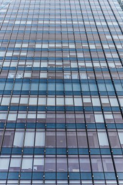 Şangay 'da yansıtıcı camları olan modern bir binanın güzel manzarası.