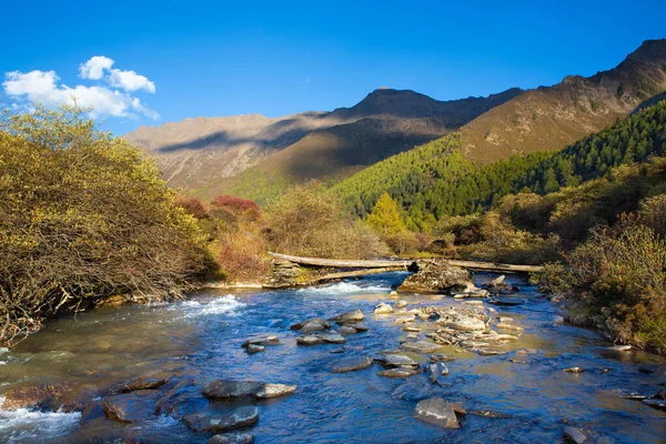 Tipik batı Sichuan manzarası, Çin. Fotoğraf Dört Kız Dağı 'nda çekildi..