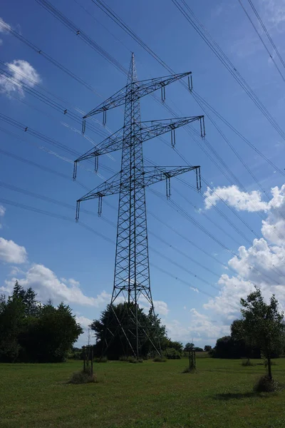 Silhuett Högspänningspylon Äng Fruktträdgård Framför Blå Vit Himmel Nära Ett — Stockfoto