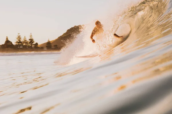 Een Prachtig Uitzicht Een Surfer Vangt Een Golf Mount Maunganui — Stockfoto