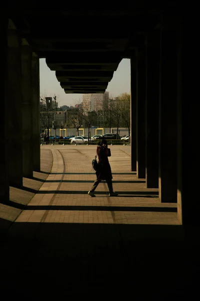 Una Silueta Una Hembra Caminando Bajo Puente —  Fotos de Stock