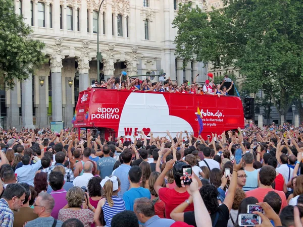 Människorna Stolthetsdagen Hbt Flyter Parad Madrid Spanien — Stockfoto