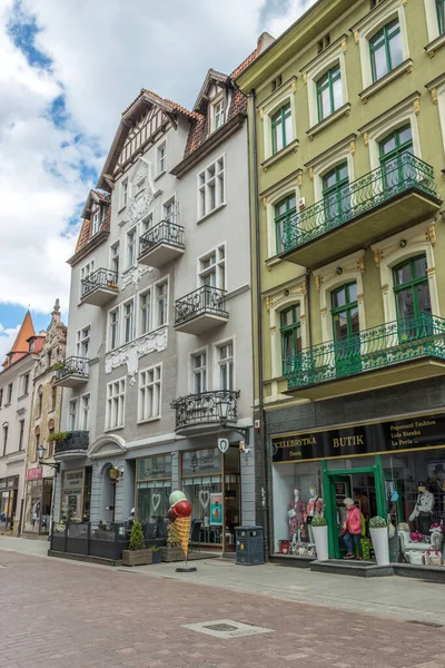 Vertikální Záběr Obchodů Pod Tradičními Kamennými Budovami Polském Torunu — Stock fotografie