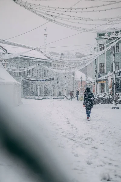 Tiro Vertical Mulher Andando Pela Rua Nevada Distrito Brcko Bósnia — Fotografia de Stock