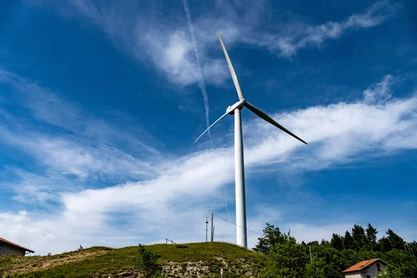 Large Wind Turbine Blue Sky — Stock Photo, Image