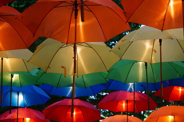 Låg Vinkel Skott Färgglada Hängande Paraplyer Med Ljus — Stockfoto