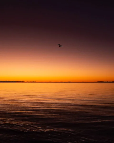 Una Hermosa Toma Cielo Rojo Atardecer Sobre Océano — Foto de Stock