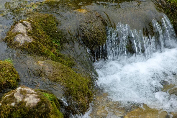 Een Prachtig Shot Van Rotsachtige Rivier Bedekt Met Mos — Stockfoto