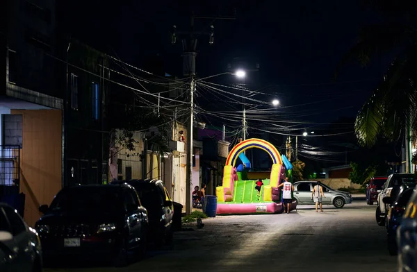 Een Opblaasbare Speelplaats Straat Voor Een Kinderfeestje Nachts — Stockfoto