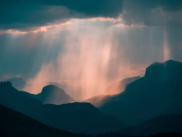 Szenische Aussicht Die Sonnenstrahlen Brachen Durch Die Bedrohlichen Wolken Über — Stockfoto