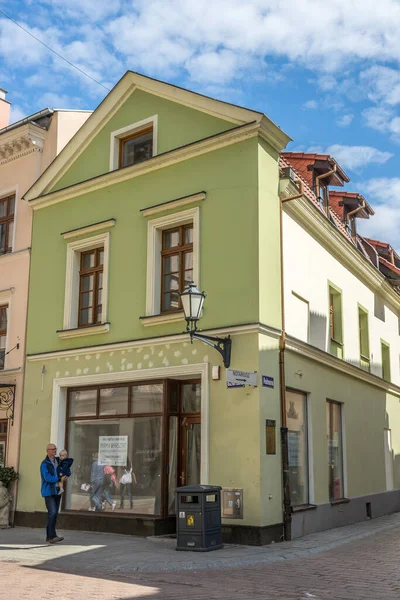 Polonya 'nın Torun kentindeki geleneksel taş binaların altındaki dükkanların dikey çekimi