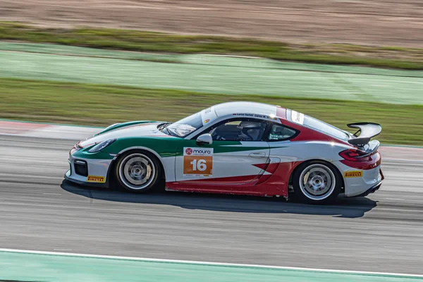 Asfalt pistinde yarış arabası. Porsche 718 Cayman GT4 CS MR