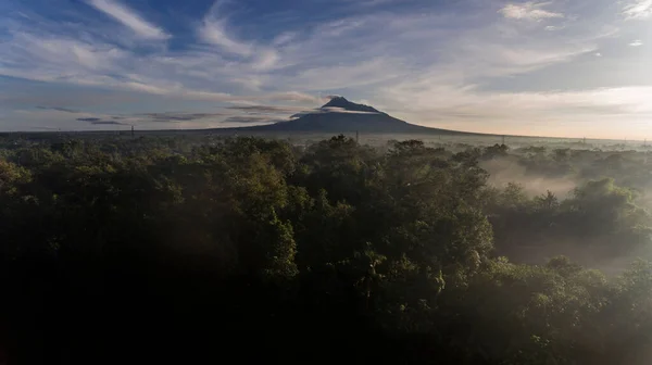 Der Merapi Yogyakarta Indonesien Mit Morgennebel Über Dem Wald — Stockfoto