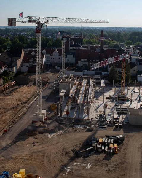 Gündüz inşaat alanının dikey görüntüsü..