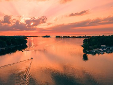 Güneş batarken Sodus Point köyünün havadan görünüşü.