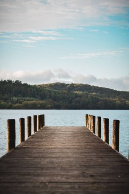 Birleşik Krallık, Cumbria 'daki Lake District' te tahta bir iskelenin dikey çekimi.