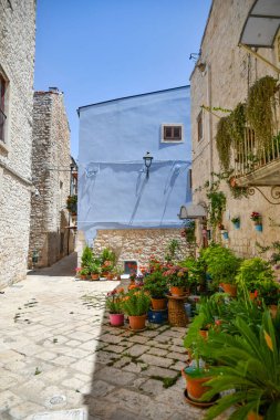 Casamassima 'da küçük bir sokak, İtalya' nın Puglia bölgesinde mavi renkli evleri olan bir köy..