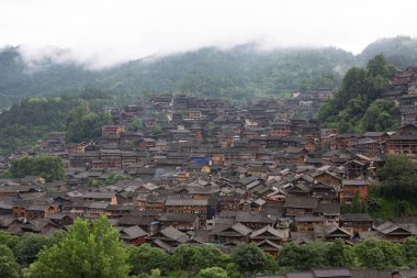 Çin 'in Guizhou eyaletindeki Miao köyünün eski bir fotoğrafı.
