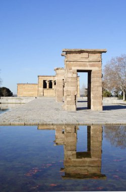 Mısır 'ın Aswan şehrinde gündüz vakti suda yansıyan antik Mısır Debod tapınağı.