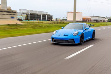 Modern mavi bir Porsche 911 GT3 spor arabası