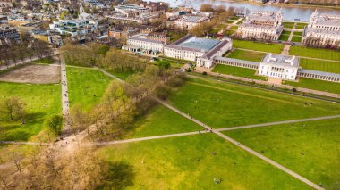 Güneşli bir günde ağaçlarla ve gölle Greenwich Park 'ın güzel bir manzarası.