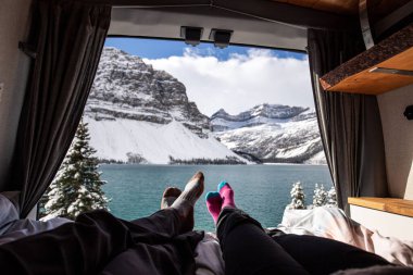 Louise Alberta Gölü 'nün ve Kanada Banff' taki dağların karavandan pov çekimi.