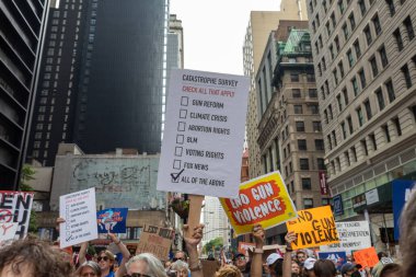 Silahları protesto eden büyük bir kalabalık. Brooklyn 'deki Cadman Plaza' dan Brooklyn Köprüsü üzerinden New York 'a yürüyorum. Hayatımızın üzerinden yürü Protesto et.