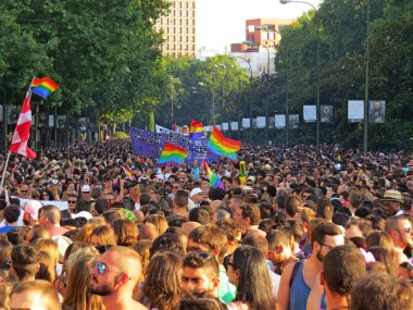 İspanya, Madrid 'deki gurur gününü kutlayan insanların görüntüsü
