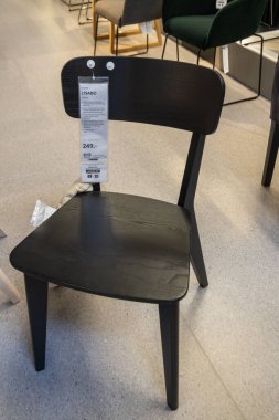 Polonya Poznan 'daki bir IKEA mobilya ve ev aletleri dükkanında siyah ahşap bir Lisabo mutfak sandalyesi.