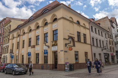 Polonya 'nın Torun şehrinde işlek bir caddede geleneksel bir taş binada bir eczane.