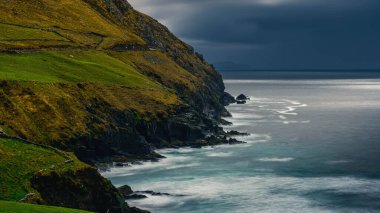 Güzel bir İrlanda manzarası, bulutlu bir günde Dingle Sahili