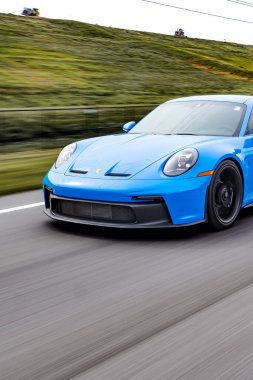 Mavi bir Porsche 911 GT3 spor arabasının dikey çekimi