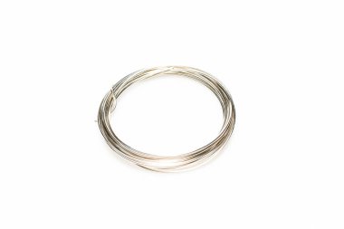 Mücevherler için gümüş kablo beyaz arkaplanda izole.