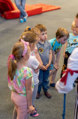 Kraina Piratow 'daki oyun bahçesinde bir grup çocuk.