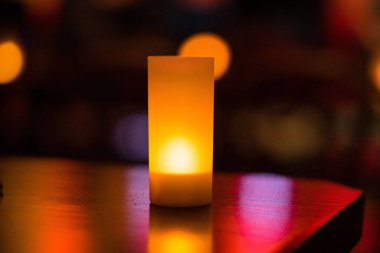 Rockwood Music Hall 'daki bir caz gösterisinde alevsiz bir elektronik mumun seçici odak noktası.