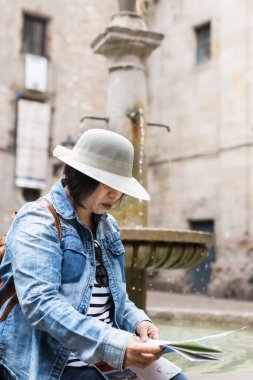 Barcelona 'nın Gotik Mahallesi' ndeki Felipe Neri Meydanı 'nda (İspanya) Latin turist, seyahat kavramı.