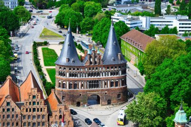 Luebeck 'teki Holsten Kapısı' nın bir kilise kulesinin tepesinden görünüşü.
