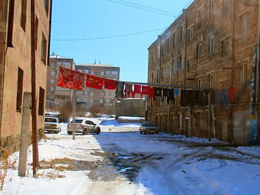 Bu iyi bir fikir ve kışın bile çamaşırları kurutmak için etkili bir yol..