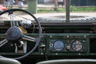 Bir Land Rover Serisi I Santana 'nın Yeşil İçi, kokpit