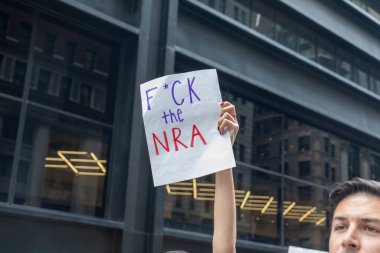 Silahları protesto eden büyük bir kalabalık. Brooklyn 'deki Cadman Plaza' dan Brooklyn Köprüsü üzerinden New York 'a yürüyorum. Hayatımızın üzerinden yürü Protesto et.